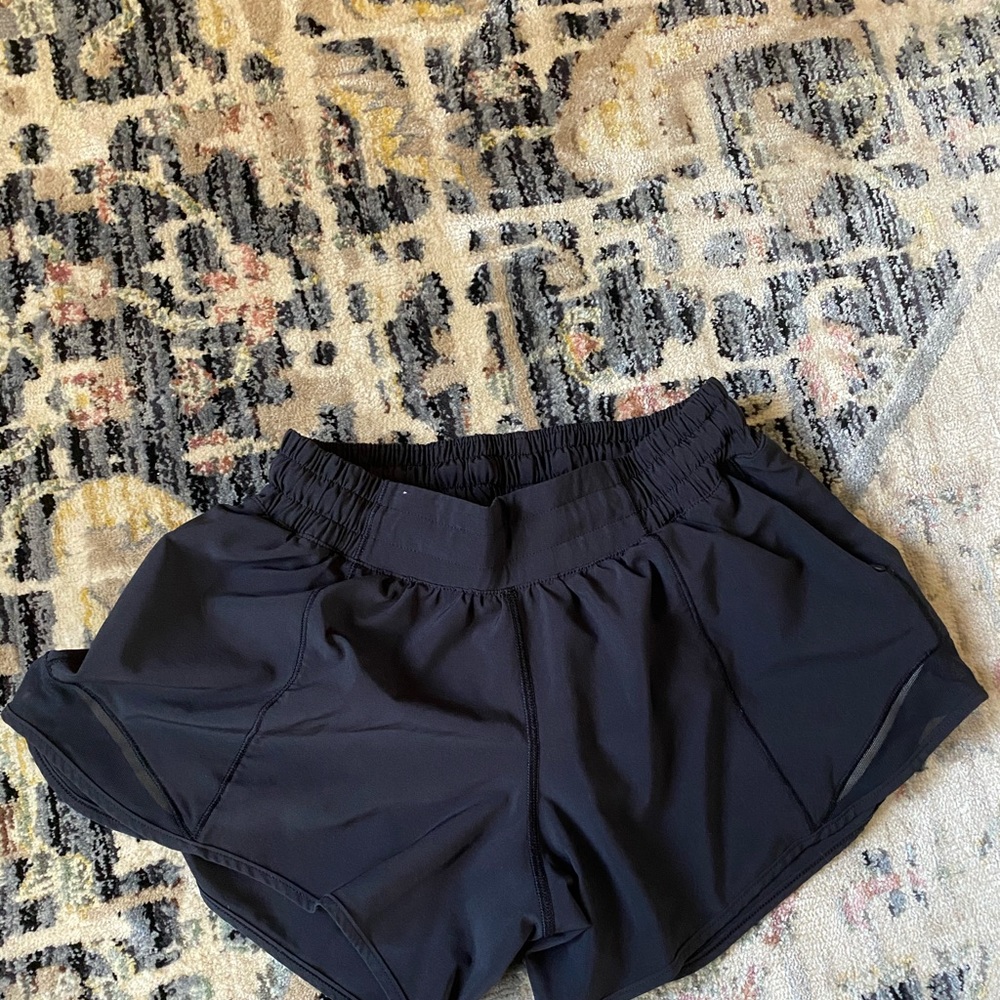 Lululemon shorts size 4 black 4” inseam hotty hot